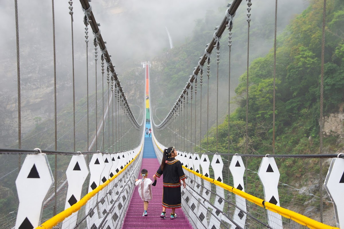 雙龍七彩吊橋