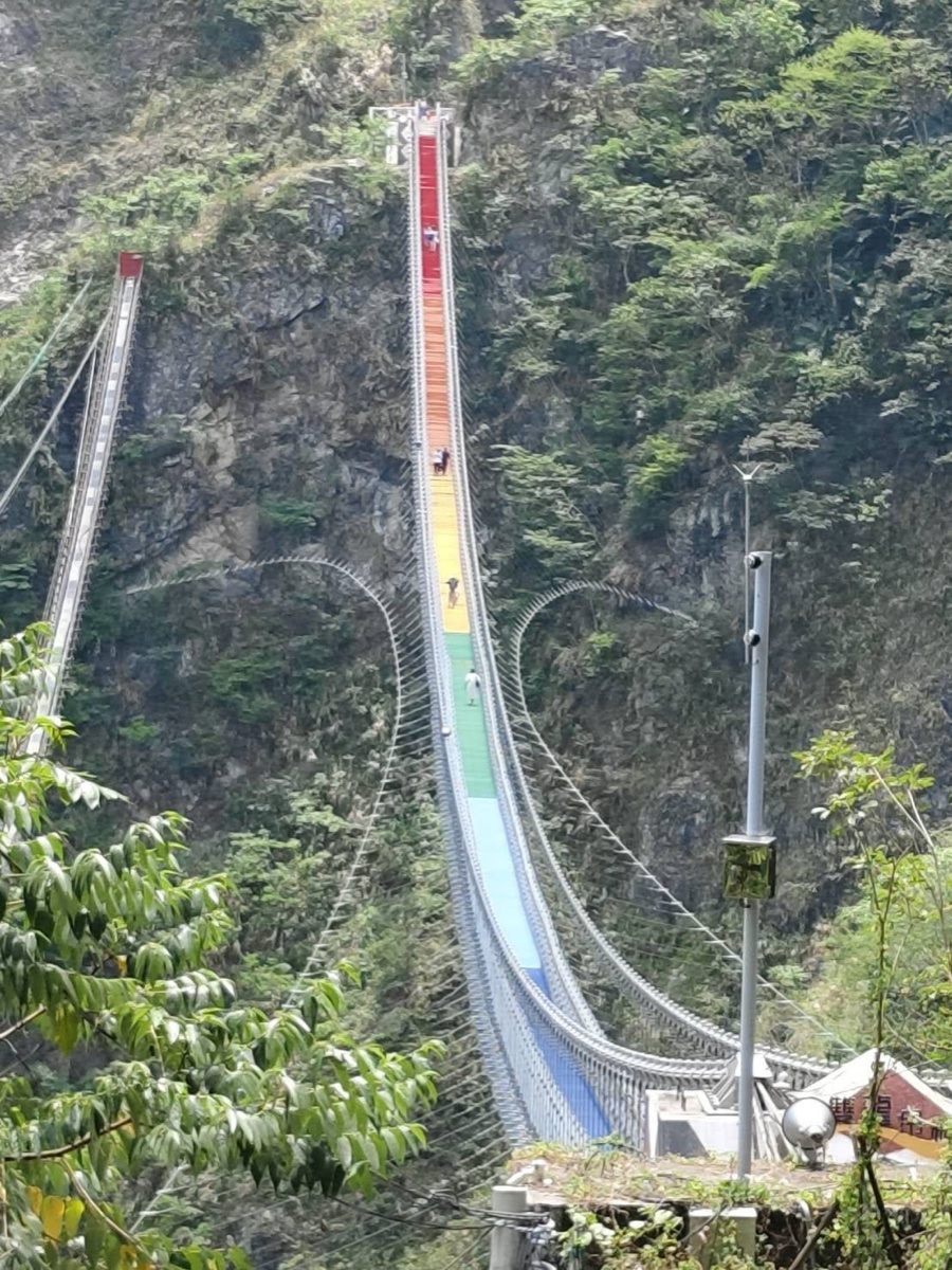 南投信義雙龍七彩吊橋